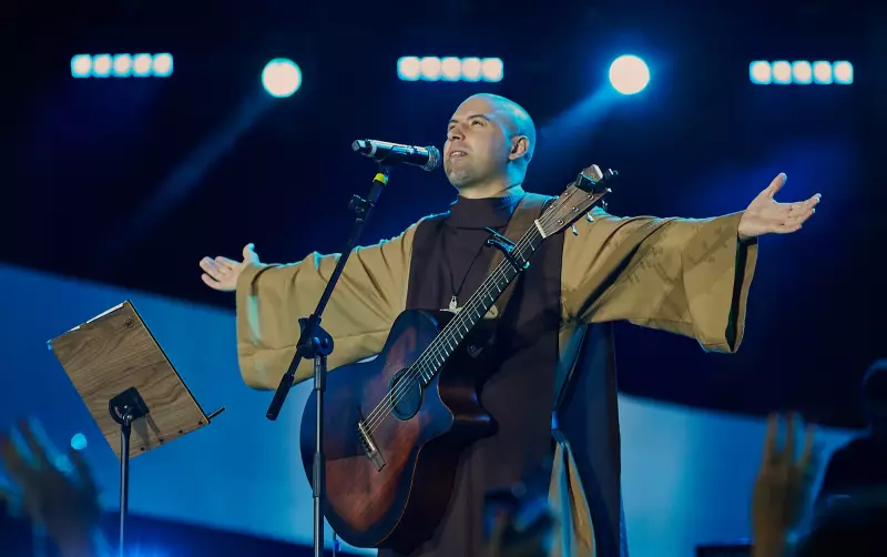 Frei Gilson arrasa em Barretos: show de fé reúne 60 mil em noite histórica no Parque do Peão