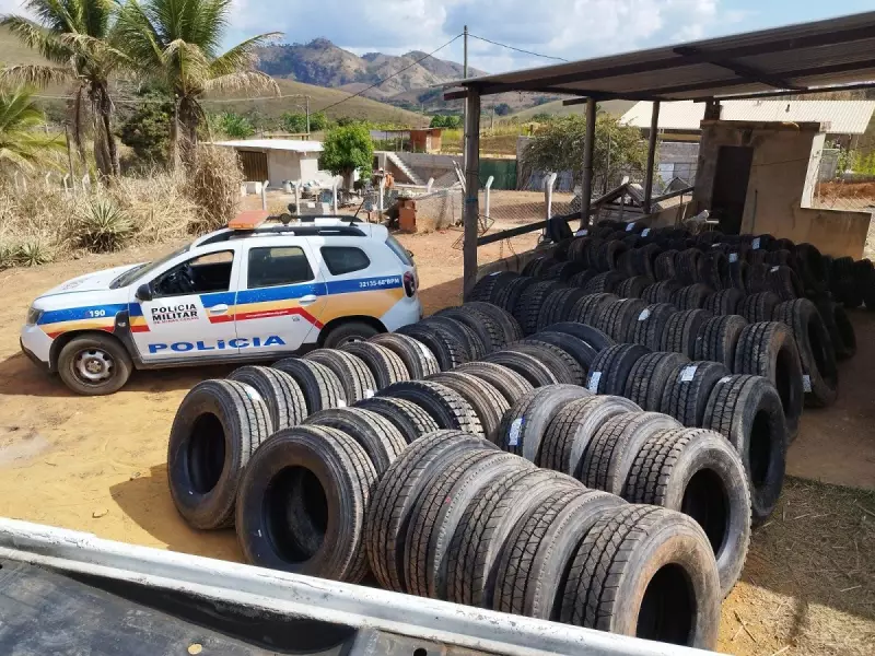 Furto Colossal na BR-116: Polícia Recupera 160 Pneus de Carreta Tombada em MG