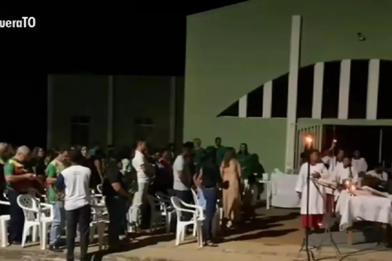 Furto de cabos deixa igreja no escuro, mas fiéis não desistem: missa acontece sob luz de poste