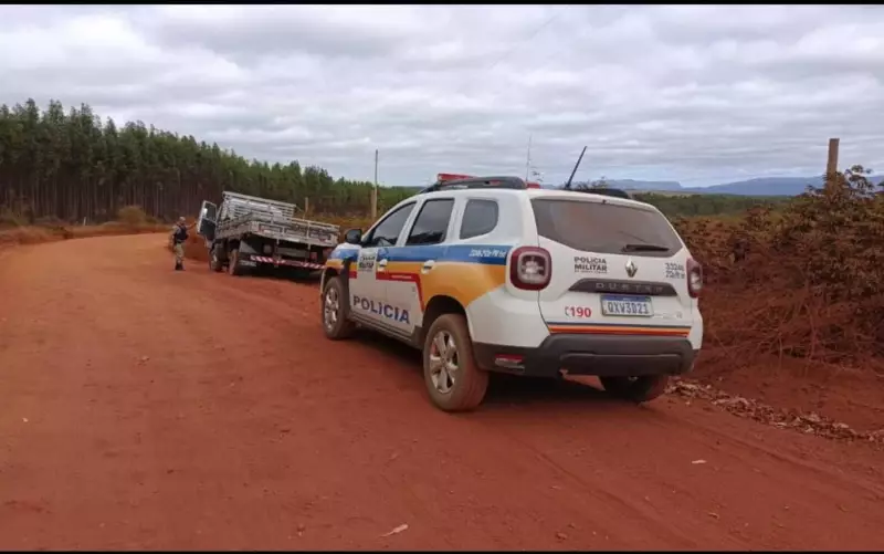 Furto Insólito em Minas: Homem Abre Buraco na Parede para Roubar Caminhão e Deixa Rastro de Destruição
