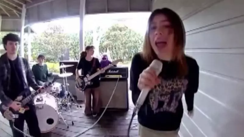 Garoto de 14 anos vira sensação ao usar câmera de segurança do vizinho para gravar clipe musical — assista a criatividade!