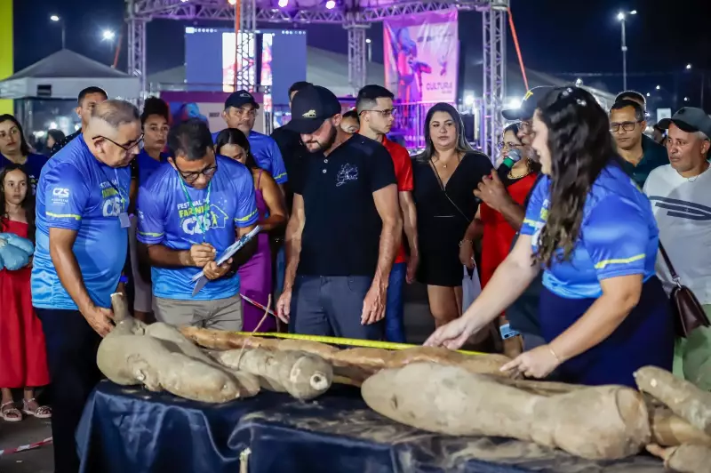 Gigante da Terra: Mandioca de 14 kg e Raiz de Quase 3 Metros Roubam a Cena em Festival no Acre