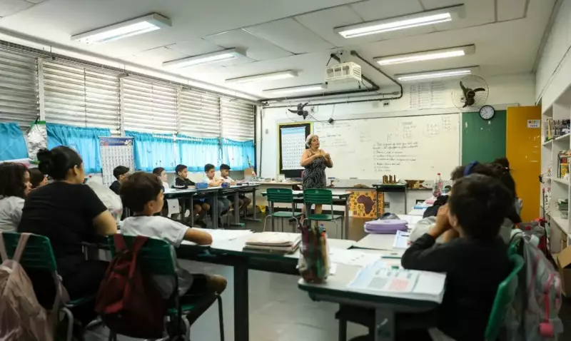 Governo Desmente Boato: NÃO Há Contratação em Massa com Salário de R$ 3.800 em Escolas