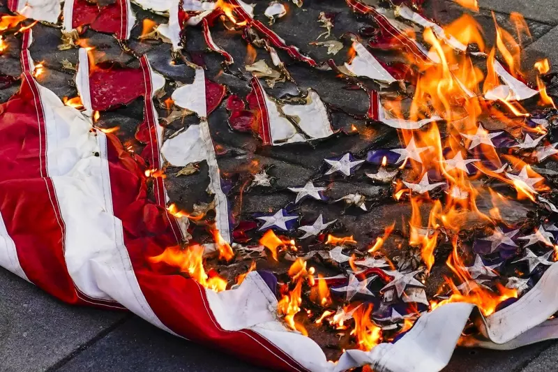 Homem é detido após queimar bandeira dos EUA em protesto contra ordem de Trump — veja o que aconteceu