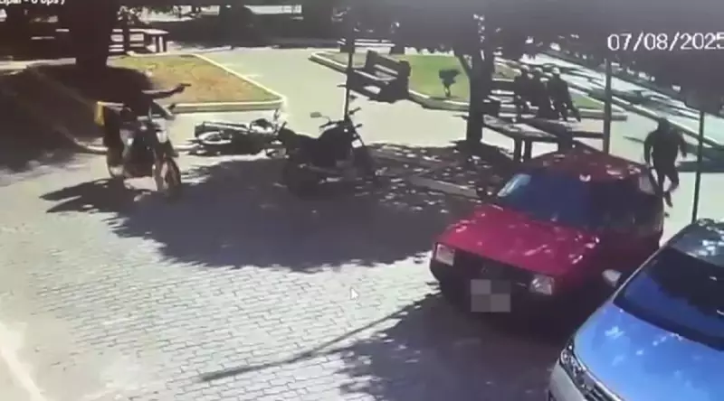 Homem é executado a tiros em plena luz do dia em praça pública: veja o vídeo chocante