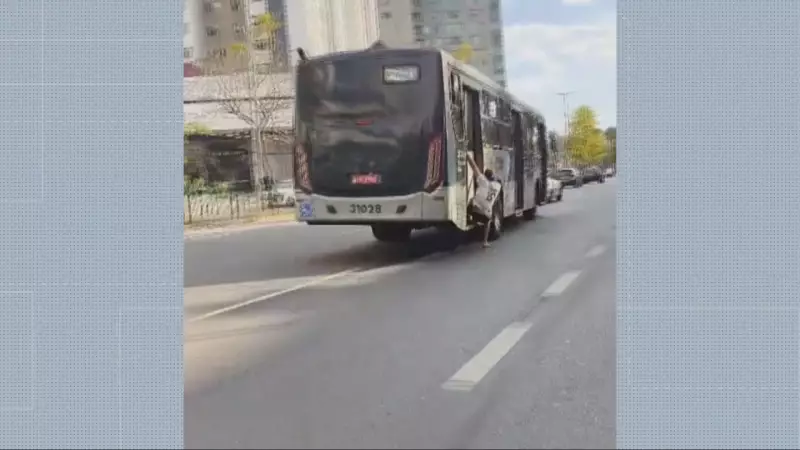 Homem é flagrado pendurado em porta de ônibus em movimento em BH — veja o vídeo chocante!