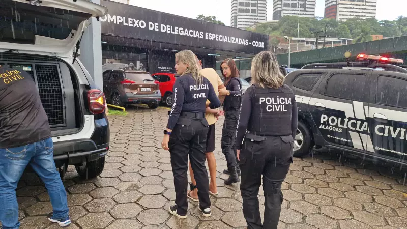 Homem é preso após arrastar ex-companheira pelos cabelos e agredi-la ao ser cobrado de pensão em Maceió