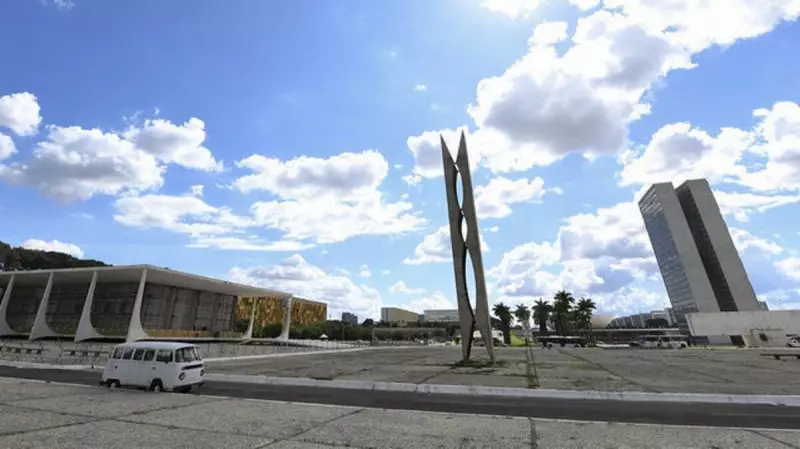 Homem em surto ameaça explodir artefatos na Praça dos Três Poderes e é contido pela segurança