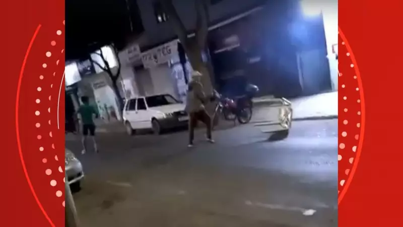 Homem invade bar com motosserra ligada e aterroriza clientes no ES — Veja o vídeo chocante