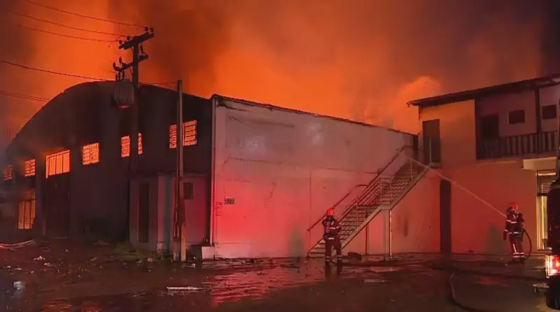 Incêndio de Grandes Proporções Consome Empresa de Plásticos em São Leopoldo — Veja Vídeos Impressionantes