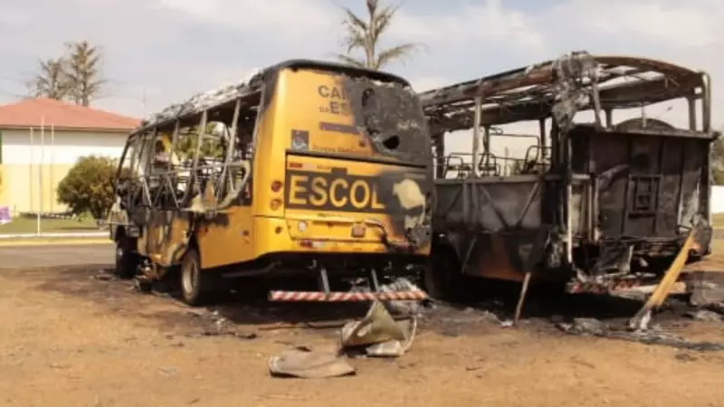 Incêndio de Grandes Proporções Consome Ônibus Escolares em Juti: Prejuízo Atinge Centenas de Milhares