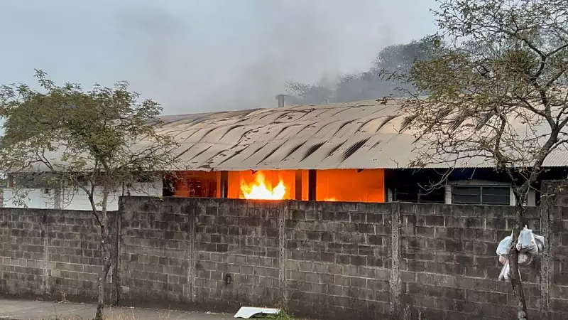 Incêndio de grandes proporções destrói galpão abandonado da antiga cooperativa de leite em Piracicaba