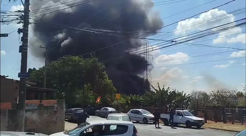 Incêndio de grandes proporções devasta empresa de reciclagem em Campinas — veja imagens