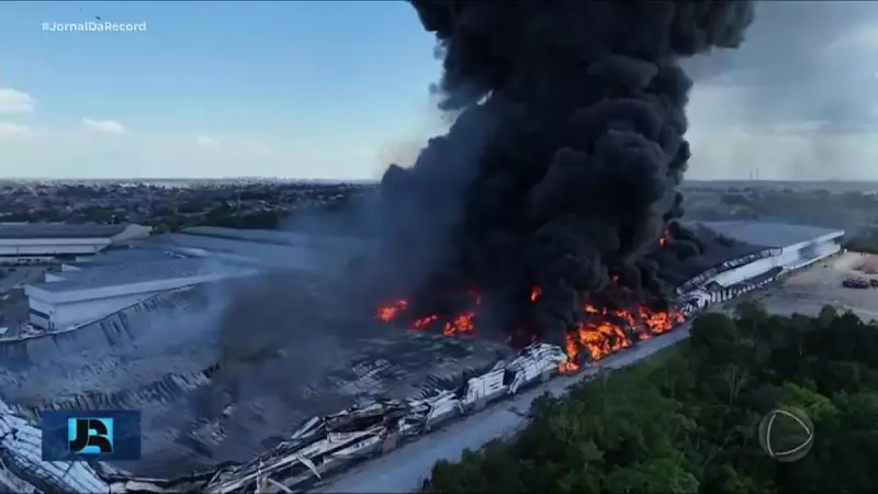 Incêndio de grandes proporções devasta fábrica em Manaus — veja imagens impressionantes