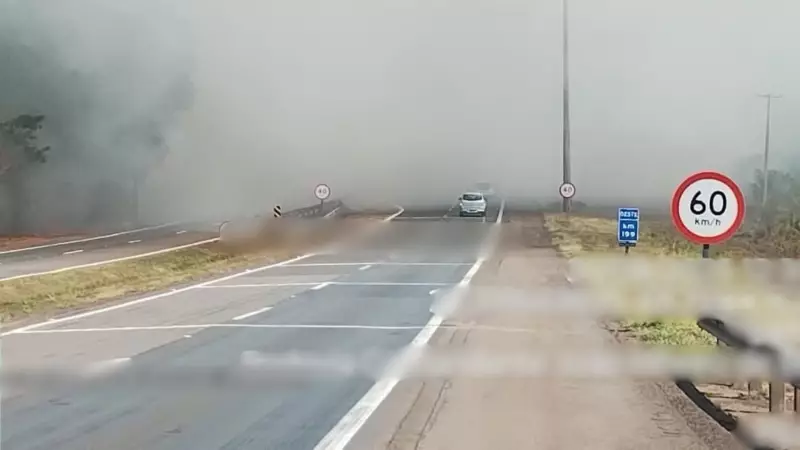 Incêndio de Grandes Proporções Interdita Totalmente a SP-225 em Itapuí e Aciona Corpo de Bombeiros