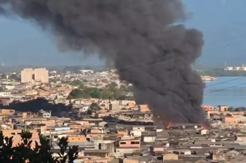 Incêndio devasta moradias em palafitas na maior favela flutuante do Brasil — veja imagens