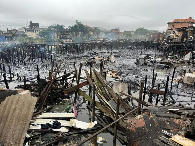 Incêndio Devastador Atinge Novamente a Maior Favela de Palafitas do Brasil em Santos