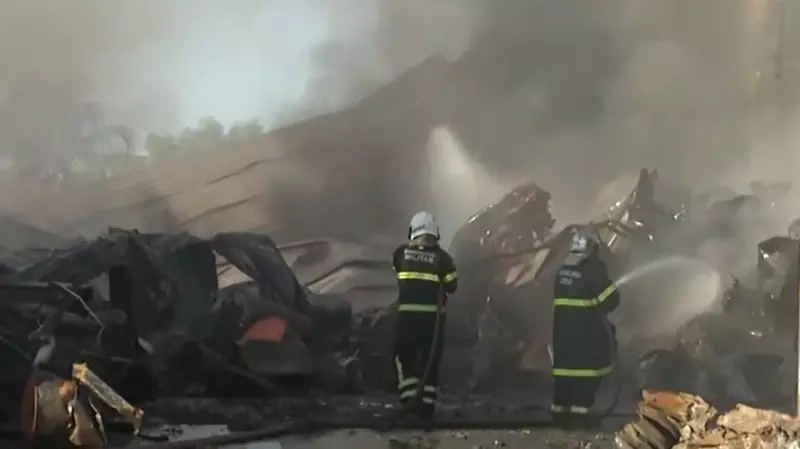 Incêndio Devastador Consome Galpão Industrial em Sobral: Fogo de Grandes Proporções Assusta Moradores