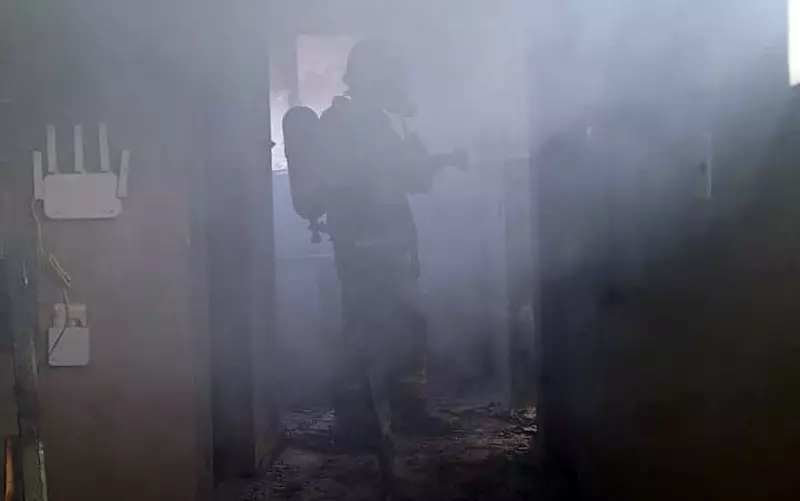 Incêndio em apartamento deixa mulher inconsciente em Poços de Caldas; bombeiros realizam resgate dramático