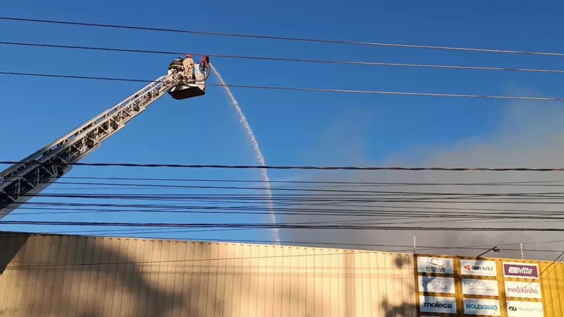 Incêndio em Campo Grande: loja é consumida pelo fogo durante madrugada e mobiliza bombeiros
