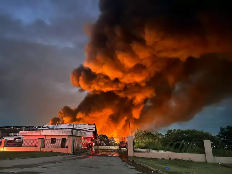 Incêndio em fábricas de Manaus já dura 24 horas: Bombeiros afirmam ter controlado as chamas