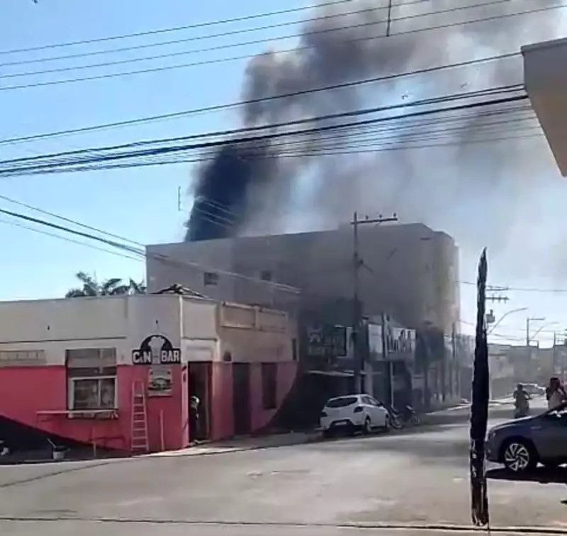 Incêndio em loja de materiais de construção interdita rua em José Bonifácio — veja imagens