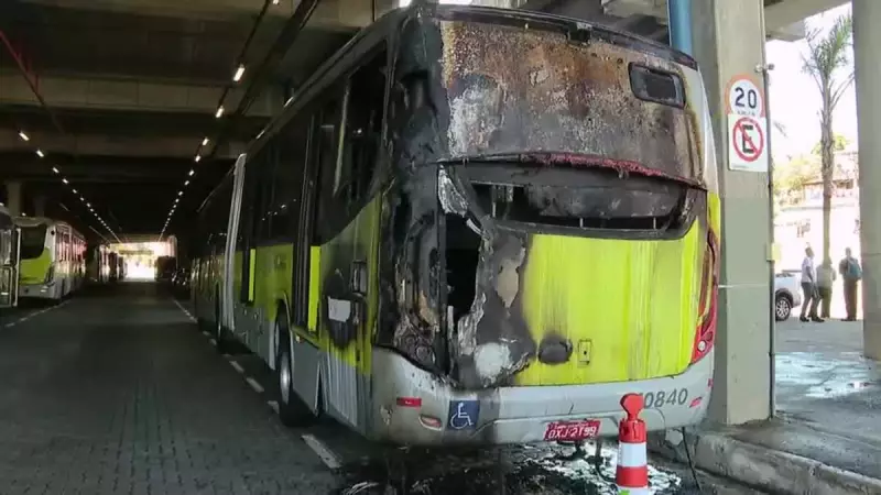 Incêndio em ônibus assusta passageiros na Estação Vilarinho, em BH — Veja o vídeo!