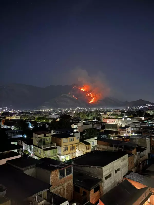 Incêndio na Mata da Pedra Branca em Realengo: Bombeiros lutam contra as chamas e moradores em alerta