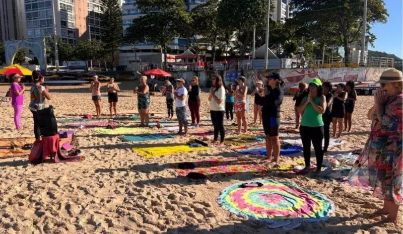 Ioga de Graça na Praia da Costa: Inscrições Abertas para Prática ao Ar Livre em Vila Velha