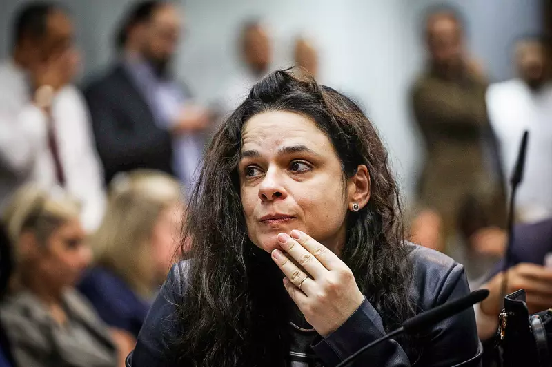 Janaina Paschoal é vaiada após invadir palco em evento LGBTQIA+ — confira o que rolou