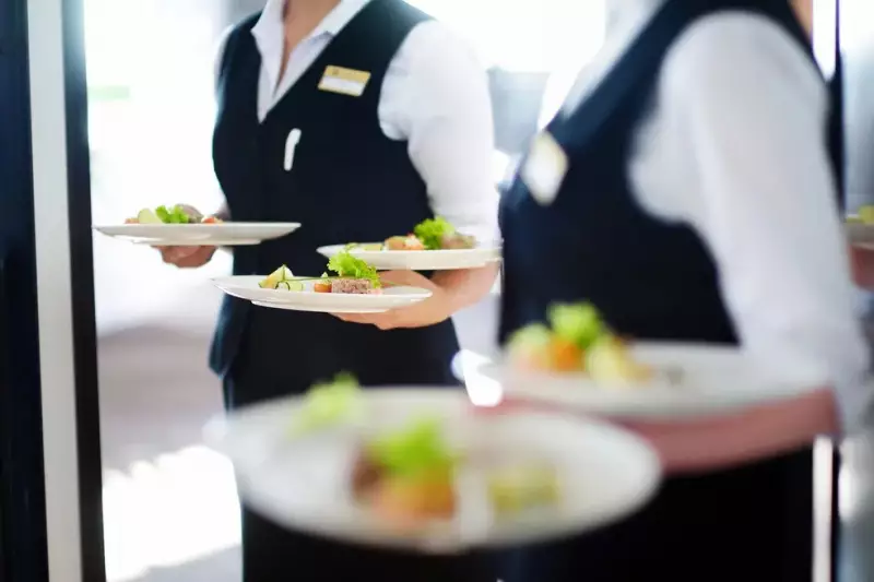 João Pessoa abre vagas para cursos gratuitos de hotelaria — garçom, camareiro e recepcionista