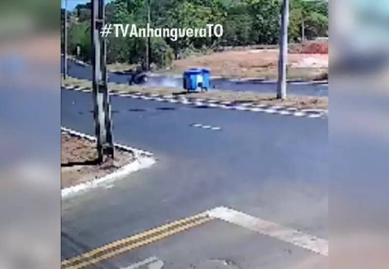 Jovem de 21 anos perde controle de moto e bate em poste em avenida movimentada — veja o vídeo chocante