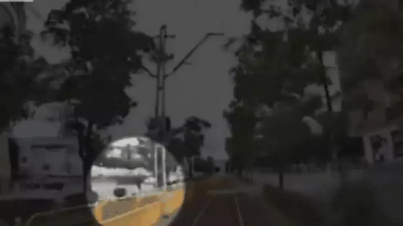 Jovem distraído com fones é atropelado por bonde e ainda leva multa absurda — veja o vídeo chocante!