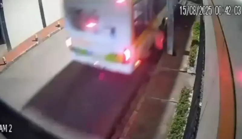 Jovem se acidenta ao tentar pegar bigu em ônibus e bate em poste em Olinda