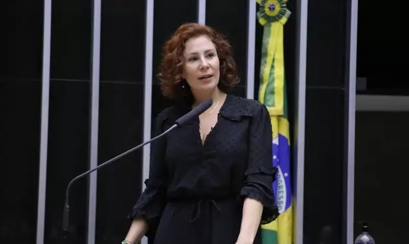 Justiça italiana mantém Zambelli presa após audiência de custódia — veja os detalhes
