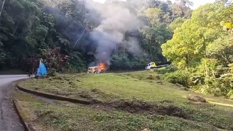 Kombi vira chamas na Serra de Ubatuba: motorista escapa ileso de incêndio dramático