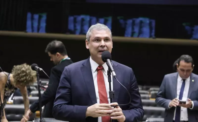 Líder do PT entra com pedido de prisão preventiva de Bolsonaro e alega risco de fuga