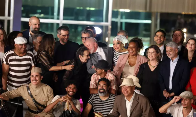 Lula recebe elenco de 'O Agente Secreto' e ressalta poder transformador da cultura