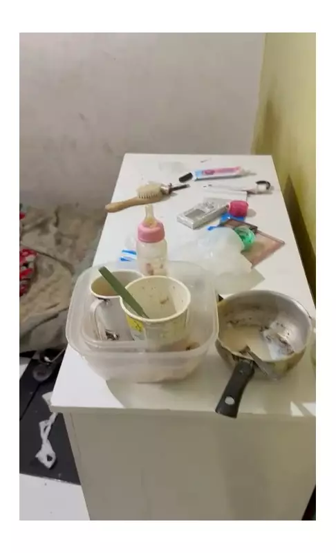 Mãe abandona bebê de meses e irmão em quarto no Rio: veja imagens chocantes