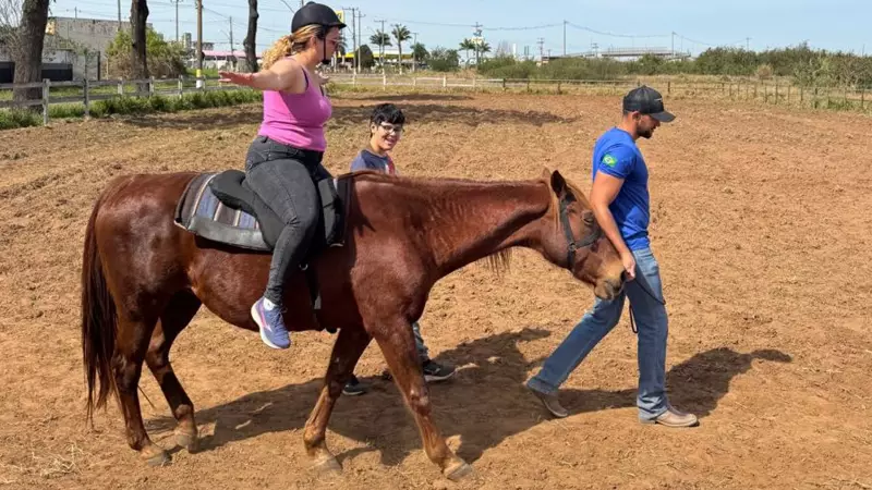 Mãe e filho autista transformam vínculo afetivo em cavalgada terapêutica em Avaré