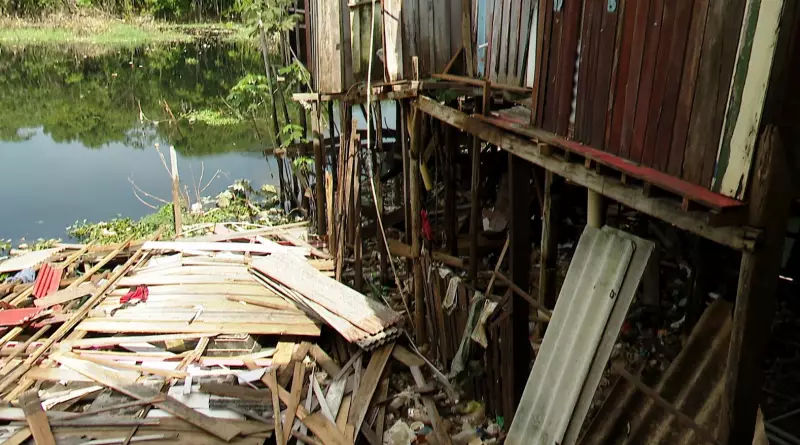 Manaus sob as águas: Enchentes causam desabamento de casas na orla da Zona Sul