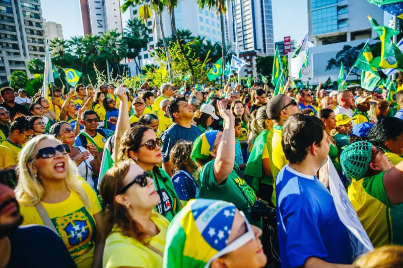 Manifestantes pró-Bolsonaro tomam as ruas de Fortaleza em protesto contra Moraes e Lula