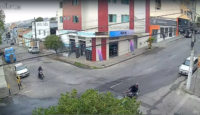 Momento de Pânico: Motociclista Escapa de Colisão Frontal mas Acaba Batendo em Carro em Divinópolis — Veja o Vídeo!