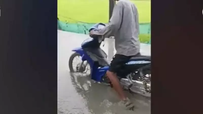 Motociclista bêbado ignora sinalização e fica preso em cimento fresco — veja o vídeo!