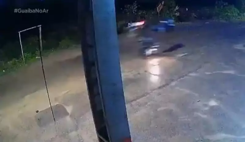 Motociclista é arremessado após cair em buraco não sinalizado em Porto Alegre — veja o vídeo chocante