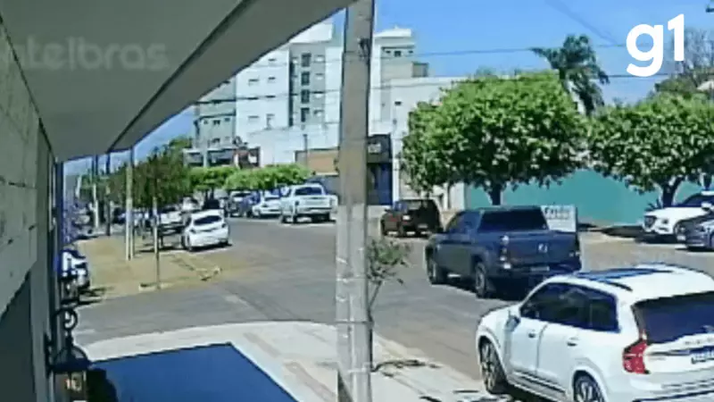 Motorista Bêbado Causa Capotamento de Caminhonete da Prefeitura em MT: Vídeo Chocante!