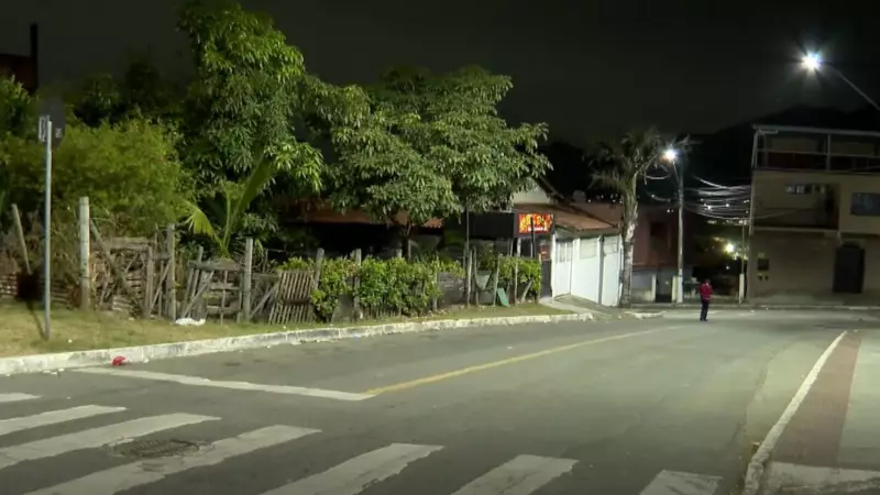 Motorista de aplicativo é atacado a facadas por adolescentes após corrida na Serra