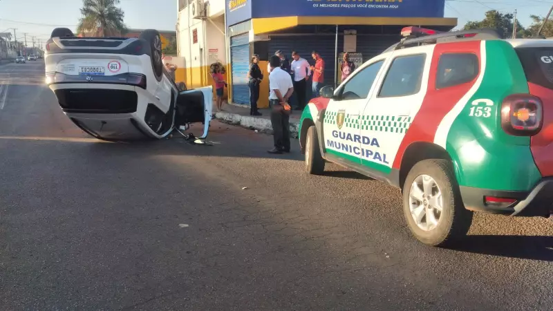 Motorista é detido após atropelar pedestre e capotar carro em avenida de Várzea Grande, MT