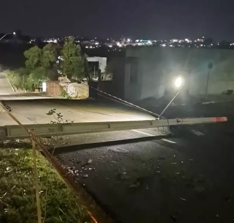 Motorista escapa ileso após carro colidir violentamente com poste em Presidente Prudente