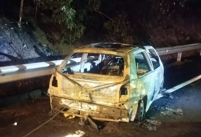 Motorista escapa ileso após carro pegar fogo em rodovia do interior de SP — veja o susto!